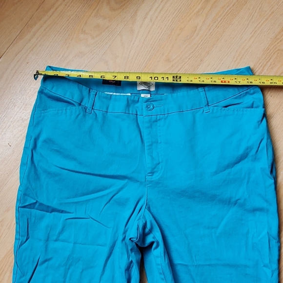 St. John's Bay Woman's Crop Pants Size 18W - Picture 5 of 7